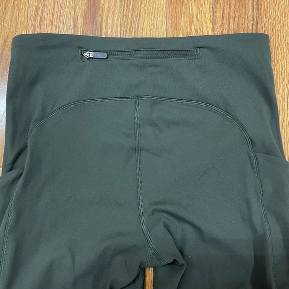 Lululemon Run On Crop 21" in Dark Olive Size 4 NWOT - Picture 7 of 9